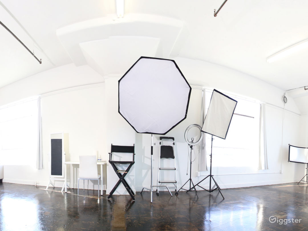  Beautiful Spacious Studio With Multiple Backdrops  