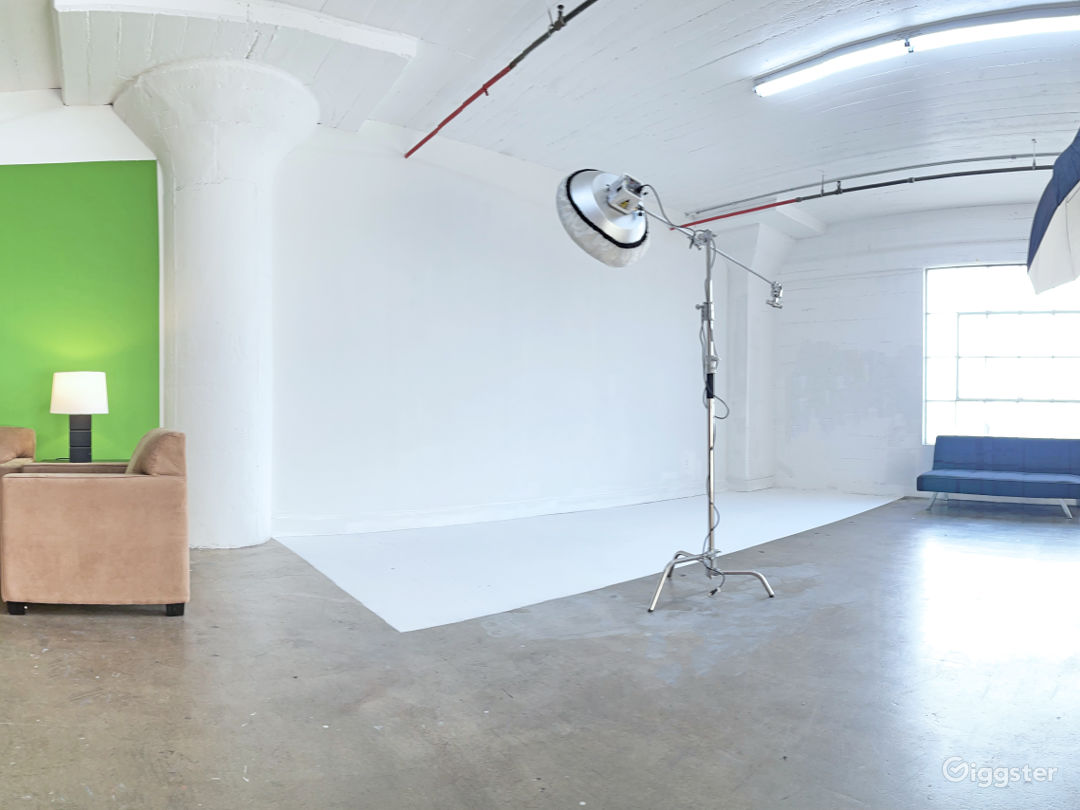  Large Professional Studio with Natural Light 