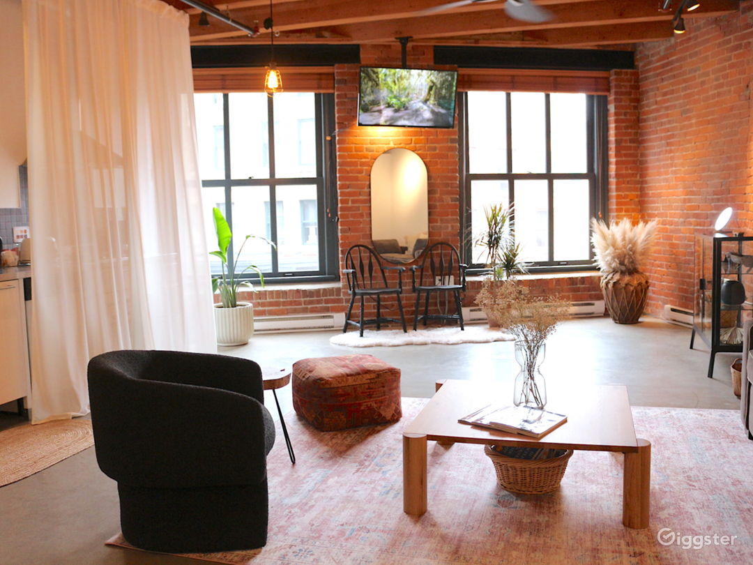  Cozy Loft | Bright Heritage Studio in Gastown 